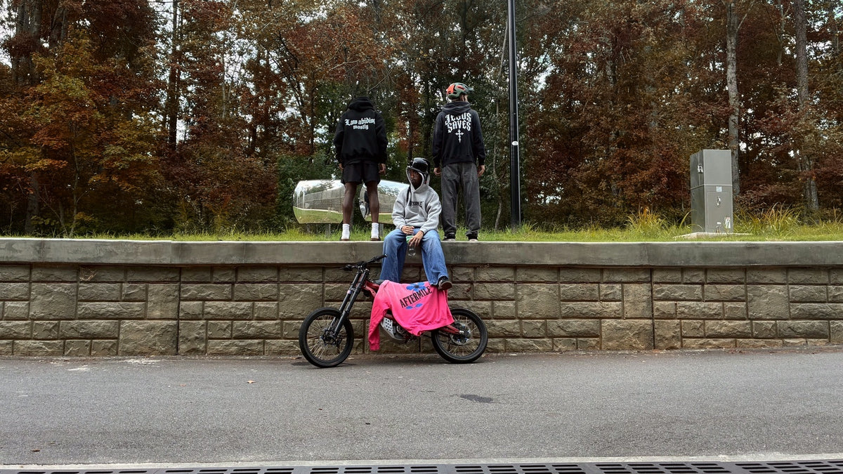 AFTERMILE original campaign riders with electric bike, autumn foliage and clean stone wall